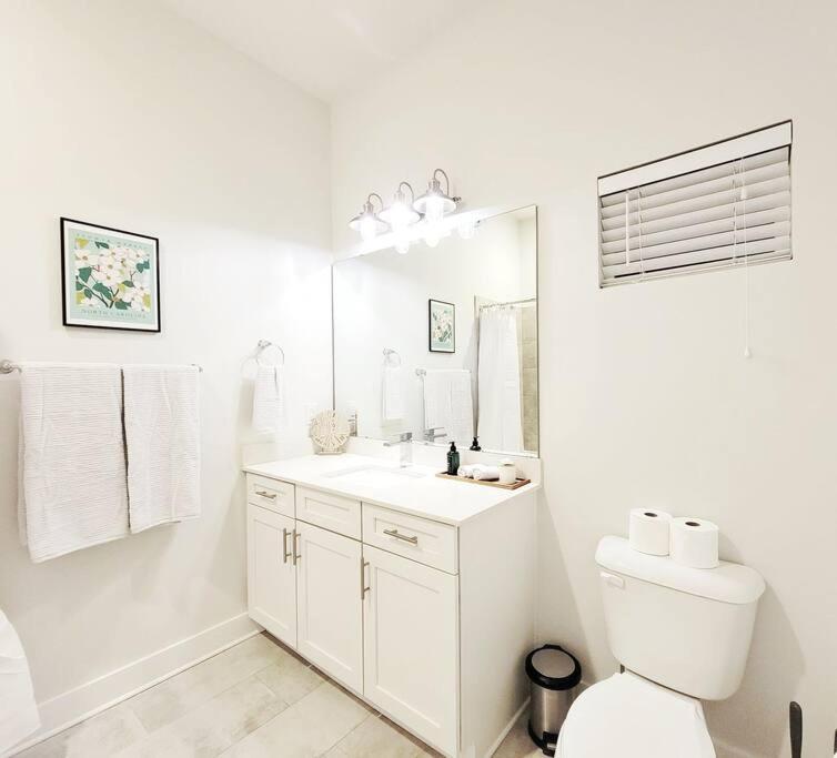 New Stylish Getaway- 5 Mil To Uptown/3 Smart Tvs! Daire Charlotte Dış mekan fotoğraf