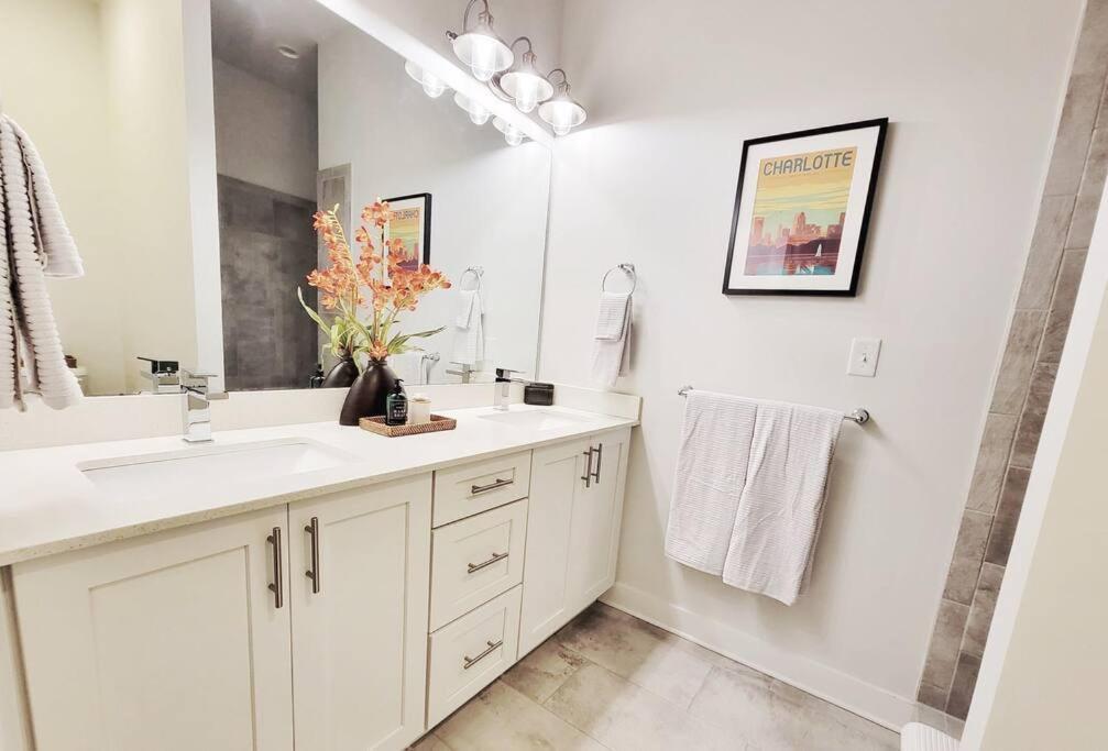 New Stylish Getaway- 5 Mil To Uptown/3 Smart Tvs! Daire Charlotte Dış mekan fotoğraf