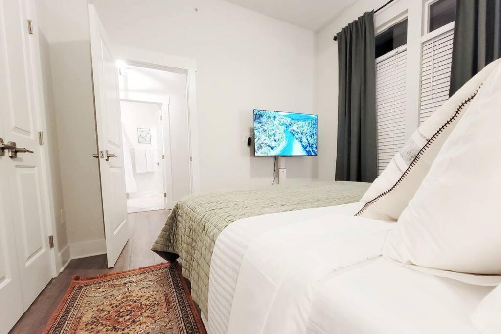 New Stylish Getaway- 5 Mil To Uptown/3 Smart Tvs! Daire Charlotte Dış mekan fotoğraf