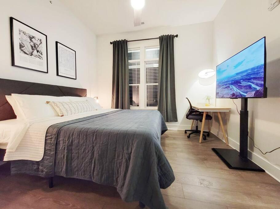 New Stylish Getaway- 5 Mil To Uptown/3 Smart Tvs! Daire Charlotte Dış mekan fotoğraf