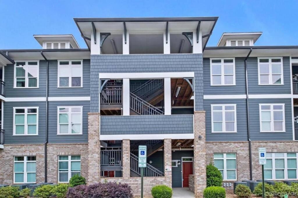 New Stylish Getaway- 5 Mil To Uptown/3 Smart Tvs! Daire Charlotte Dış mekan fotoğraf