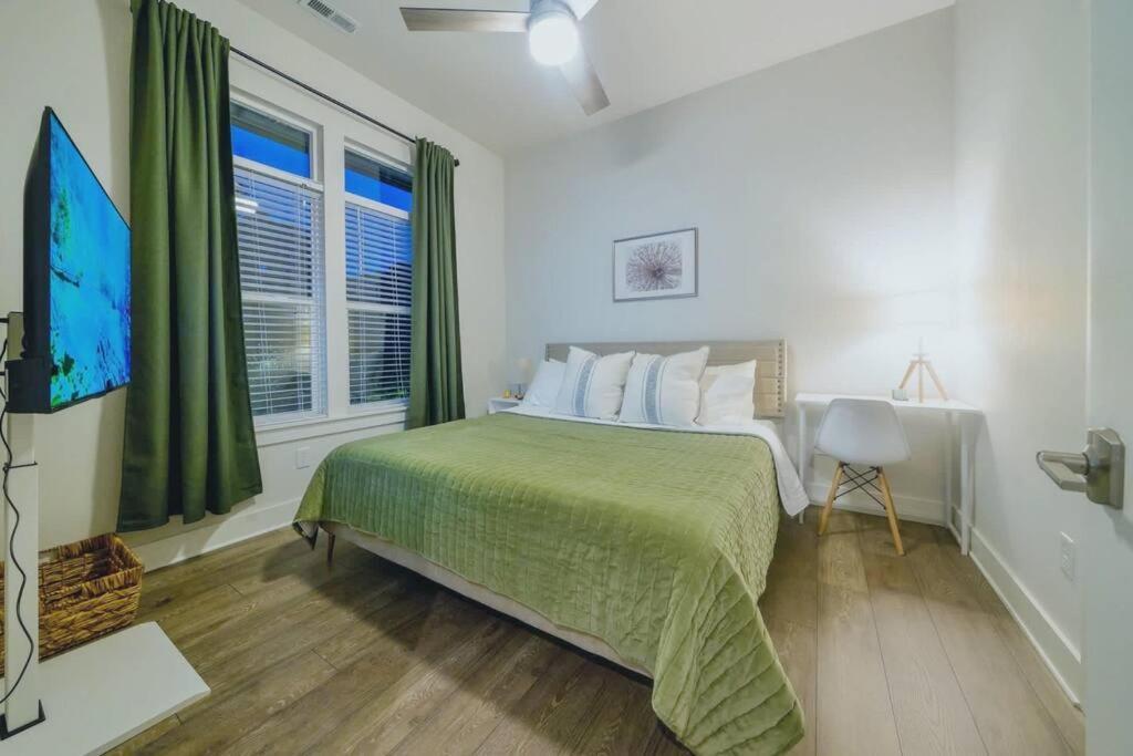 New Stylish Getaway- 5 Mil To Uptown/3 Smart Tvs! Daire Charlotte Dış mekan fotoğraf