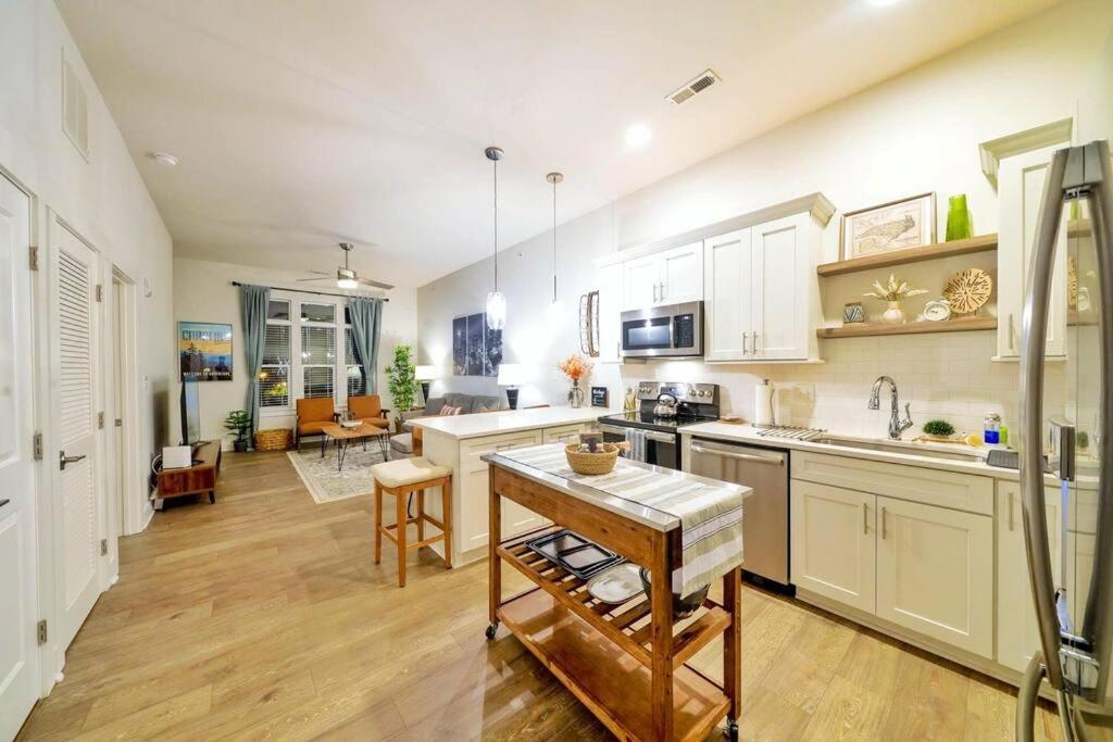 New Stylish Getaway- 5 Mil To Uptown/3 Smart Tvs! Daire Charlotte Dış mekan fotoğraf