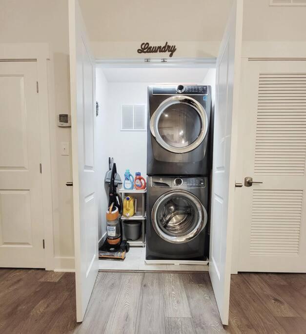 New Stylish Getaway- 5 Mil To Uptown/3 Smart Tvs! Daire Charlotte Dış mekan fotoğraf