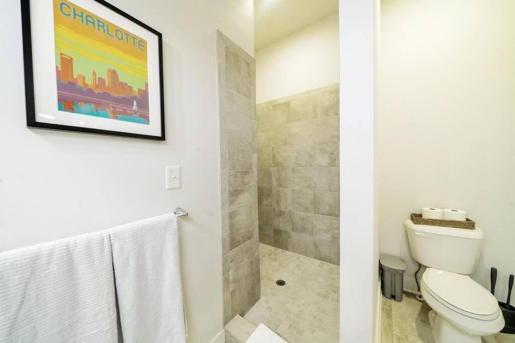 New Stylish Getaway- 5 Mil To Uptown/3 Smart Tvs! Daire Charlotte Dış mekan fotoğraf