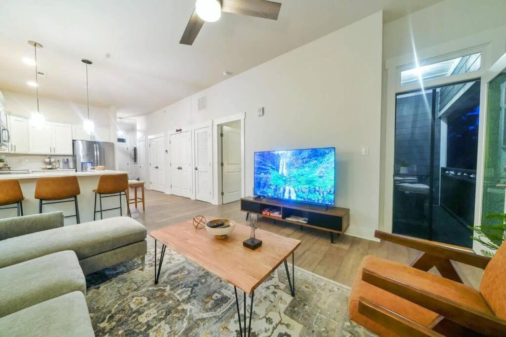 New Stylish Getaway- 5 Mil To Uptown/3 Smart Tvs! Daire Charlotte Dış mekan fotoğraf