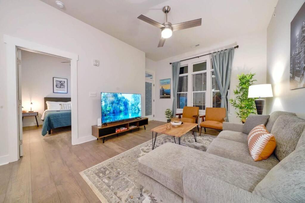 New Stylish Getaway- 5 Mil To Uptown/3 Smart Tvs! Daire Charlotte Dış mekan fotoğraf