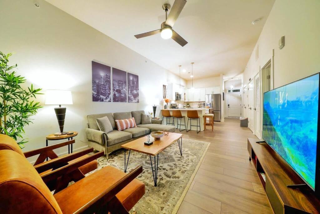 New Stylish Getaway- 5 Mil To Uptown/3 Smart Tvs! Daire Charlotte Dış mekan fotoğraf