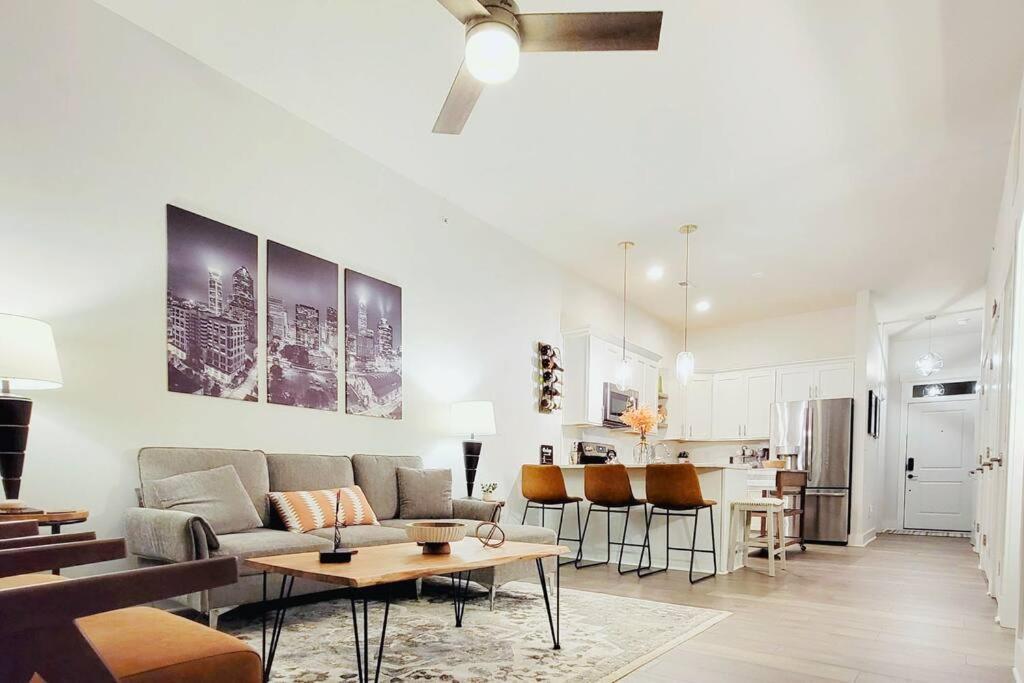 New Stylish Getaway- 5 Mil To Uptown/3 Smart Tvs! Daire Charlotte Dış mekan fotoğraf